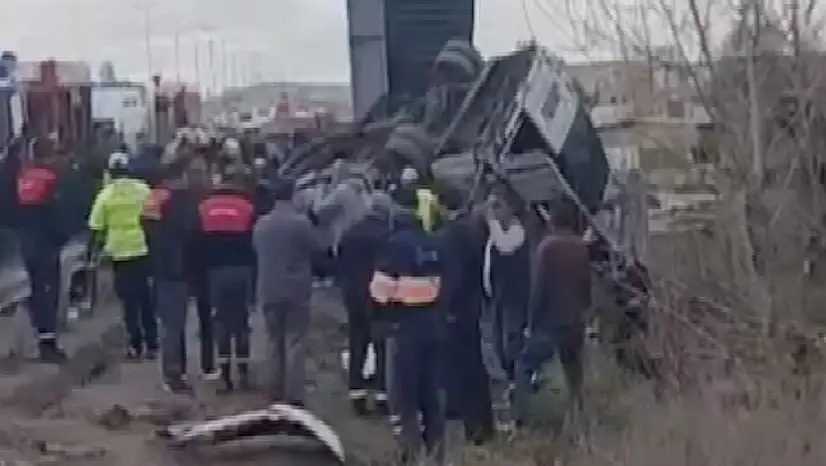 Halk otobüsü üst geçide çarptı: 4 ölü, 13 yaralı