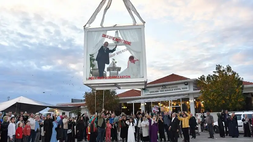 İlginç düğün töreni: Gelin ve damat cam fanusta taşındı