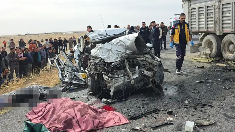 Kamyon ile otomobil çarpıştı: 3 Kardeş hayatını kaybetti