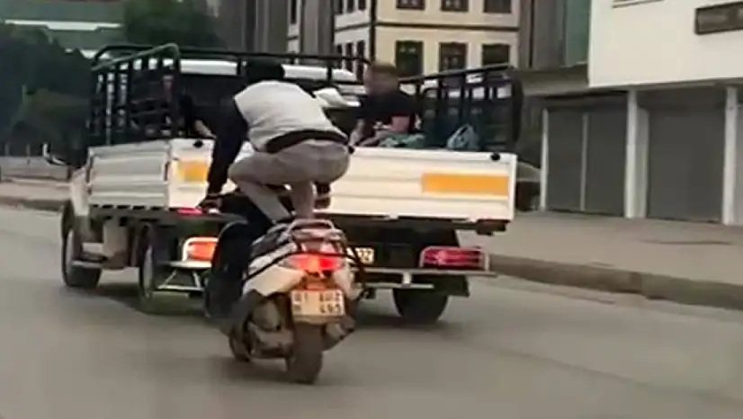 Karayolunda tehlikeli motosiklet gösterisi yürekleri ağza getirdi