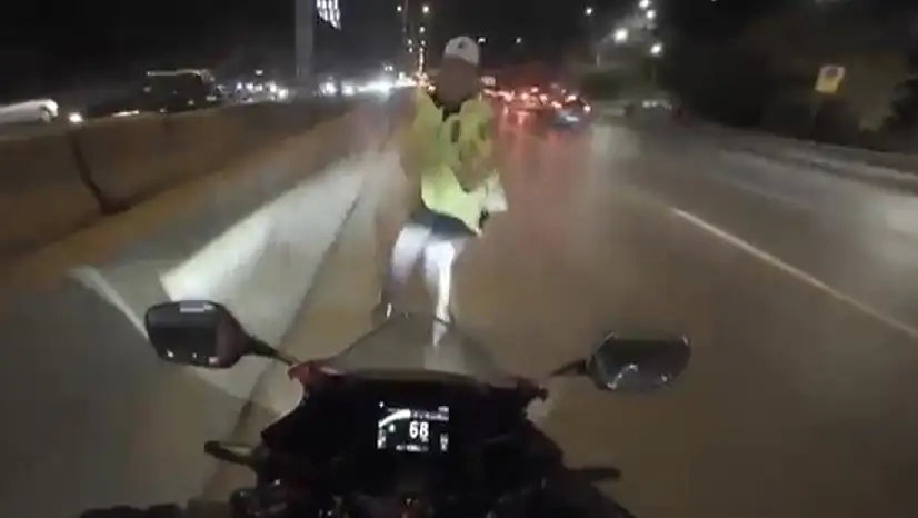 Motosiklet sürücüsü, kaza nedeniyle trafiği durdurmaya çalışan polis memuruna çarptı