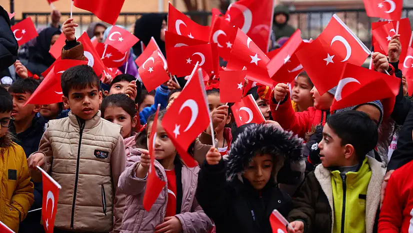 Okullar 'Bayrak Sevgisi' teması ile eğitime başladı