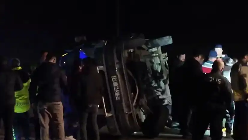 Otomobil ile minibüs çarpıştı: 2 ölü 12 yaralı