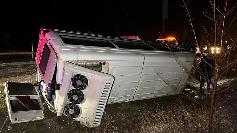 Servis aracı devrildi: 17 yaralı