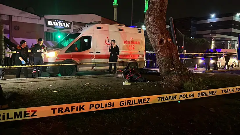 Tırı sollamak isteyen  otomobil yayaların arasına daldı: 3 ölü, 3 yaralı
