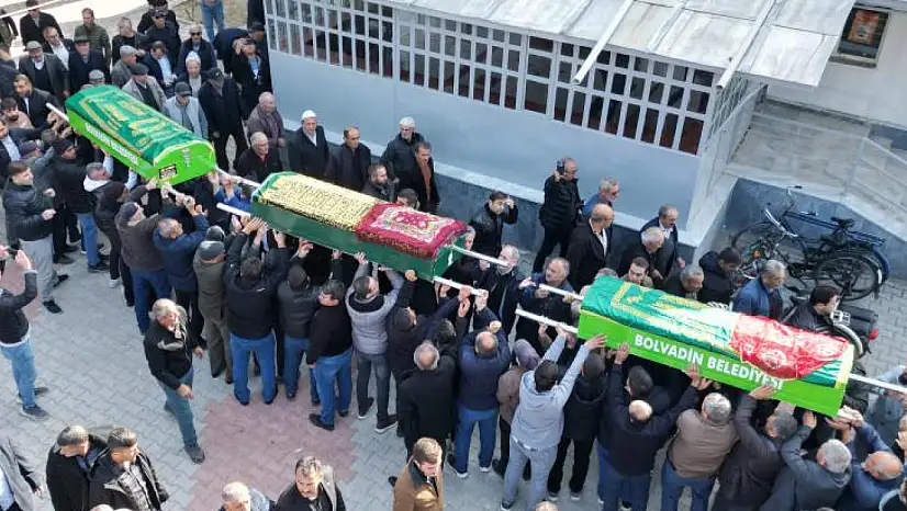 Yedikleri yemeğin ardından zehirlenerek hayatını kaybeden 2 çocuk ve anne toprağa verildi