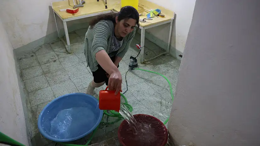 Yeraltı kaynakları evlerin altından patlak verdi: onlarca evin bodrumunu su bastı