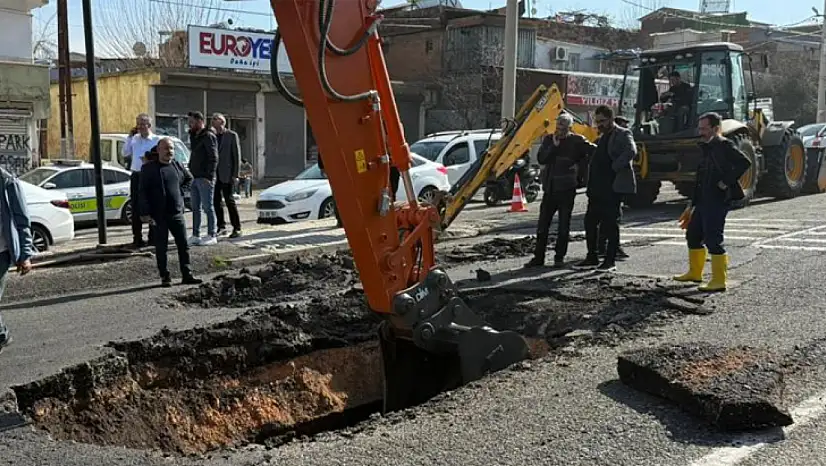 Yol çöktü, trafik felç oldu