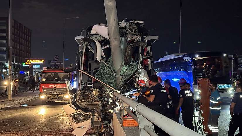 Yolcu otobüsü alt geçit duvarına çarptı: 11 yaralı