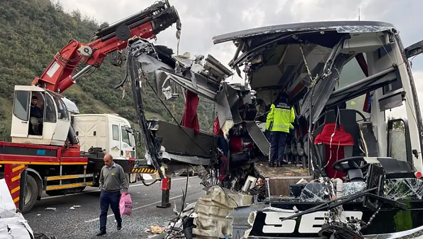 Yolcu otobüsü tıra çarptı: 7 ölü, 10 yaralı