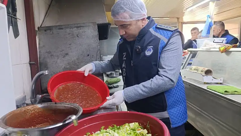Zabıta denetiminde şaşırtan görüntü: Baharat kovasında çiğ et