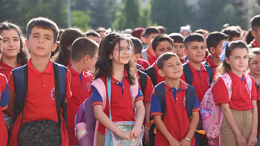 17 milyon öğrenci için ders zili çaldı