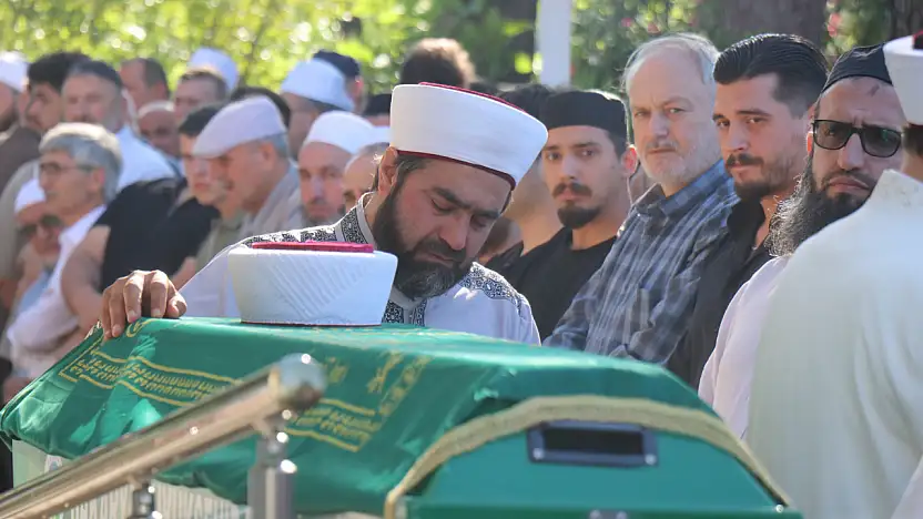3 gün sonra askere gidecekti... Hafız genci imam babası son yolculuğuna uğurladı