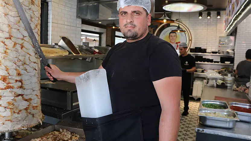 40 derecede döner kesti, serinlemek için sırtına buz bağladı!