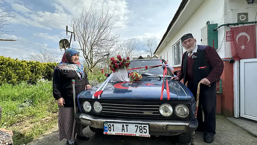 86 yaşında eşi için gelin arabası süsledi, kendi yazdığı şiirle aşkını haykırdı