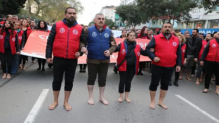 Belediye işçilerinden çıplak ayaklı protesto