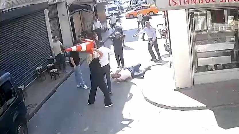 Beyoğlu'nda sarkıntılık iddiası bıçaklı saldırıya dönüştü
