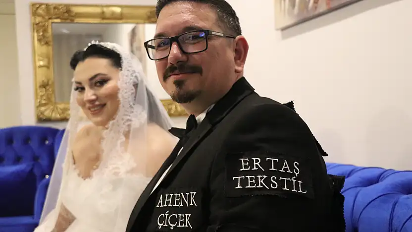 Böylesi görülmedi: Düğün masrafını düşürmek için damatlığını reklam panosuna çevirdi