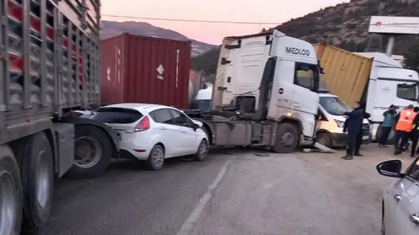 Buzlanma zincirleme kazaya neden oldu: 11 yaralı