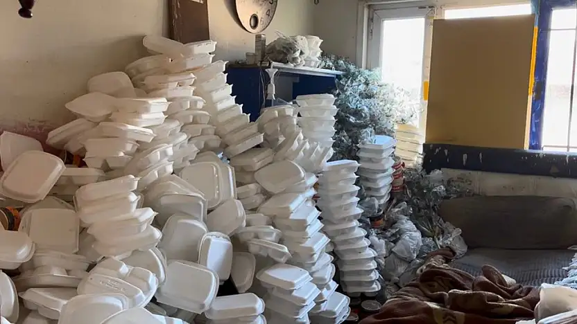 Çöp evde adeta dram çıktı: Bir yıldır dışarı çıkmıyormuş