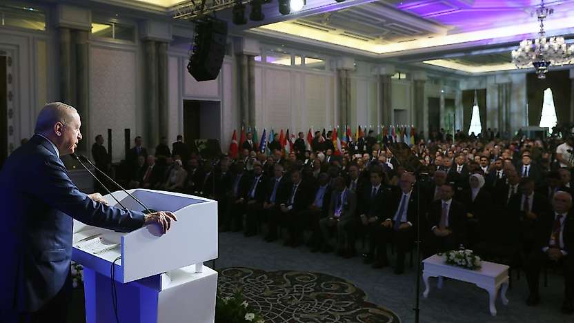 Cumhurbaşkanı Erdoğan: Suç işleyip ülke dışına çıkarak adaletten kaçabileceğini sananlar nereye saklanırlarsa saklansınlar kendilerini güvende hissetmemelidir