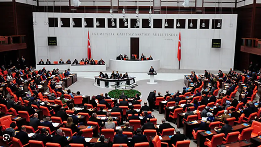 Doğum izni uzatıldı, 15 yaş altına sosyal medya düzenlemesi yasalaştı