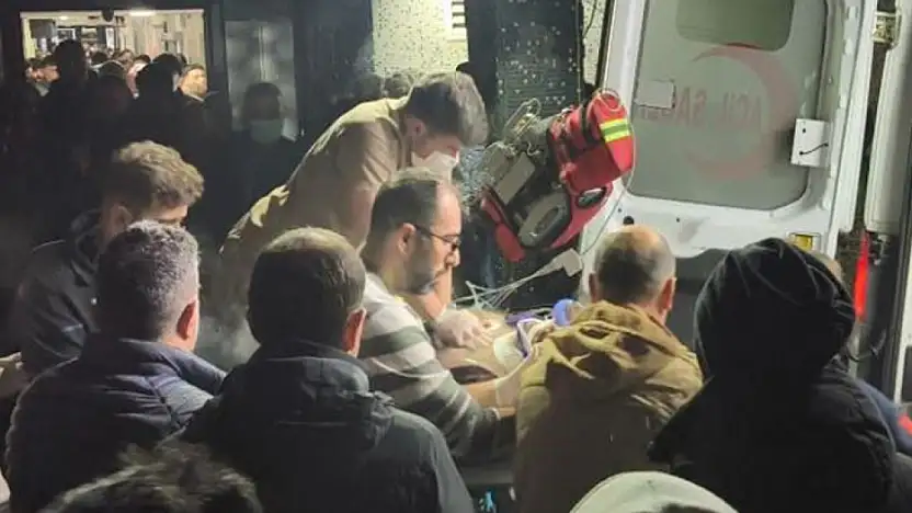 Doktordan örnek müdahale: Kalbi duran yaralıya sedye üzerinde kalp masajı