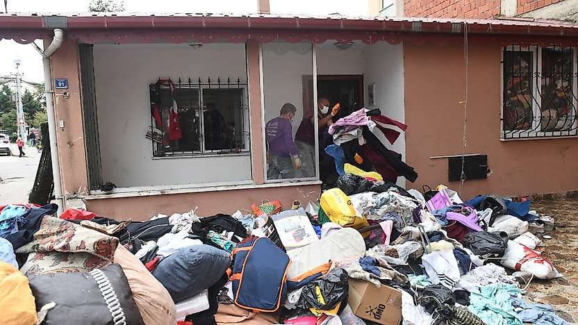 Ekipler şaşkına döndü: Evden 20 kamyon çöp çıkarıldı