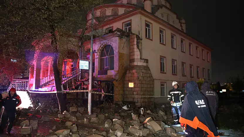 Facianın eşiğinden dönüldü: Yıldırımın isabet ettiği cami minaresi yıkıldı