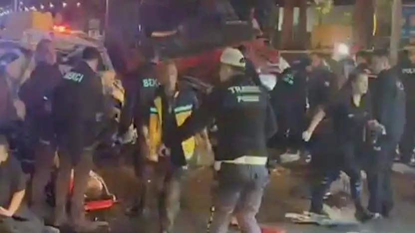 Feci kaza: Tır ile iki otomobil çarpıştı, 5 ölü