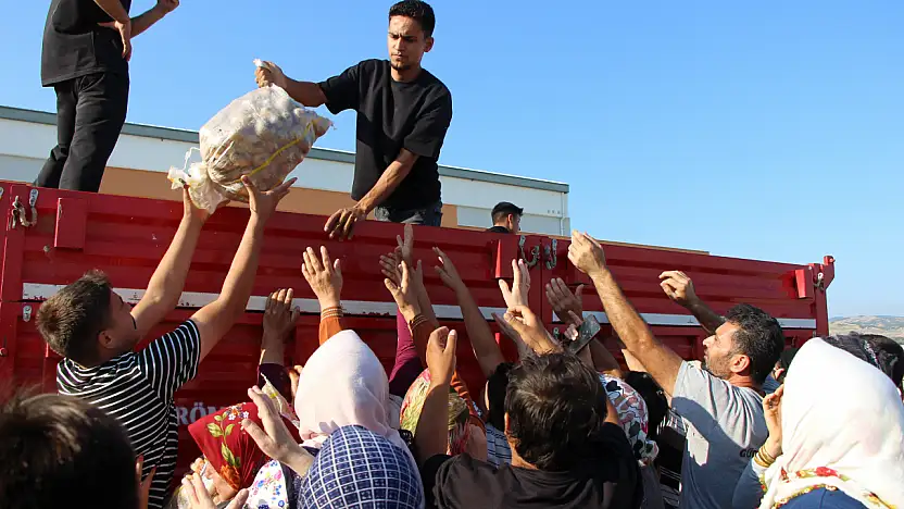 Hasat verimli geçti: Mutluluktan tonlarca patatesi meydanda dağıttı