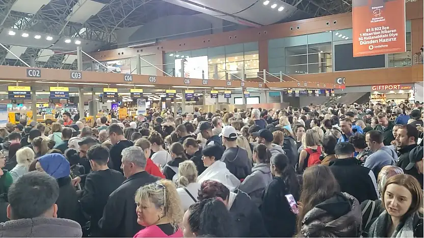 Hava muhalefeti uçak seferlerini vurdu: Binlerce yolcu havalimanında kaldı