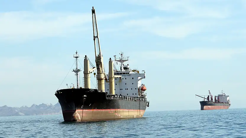 İran, 2 hafta süreyle Hürmüz Boğazı'nı geçişlere açtı