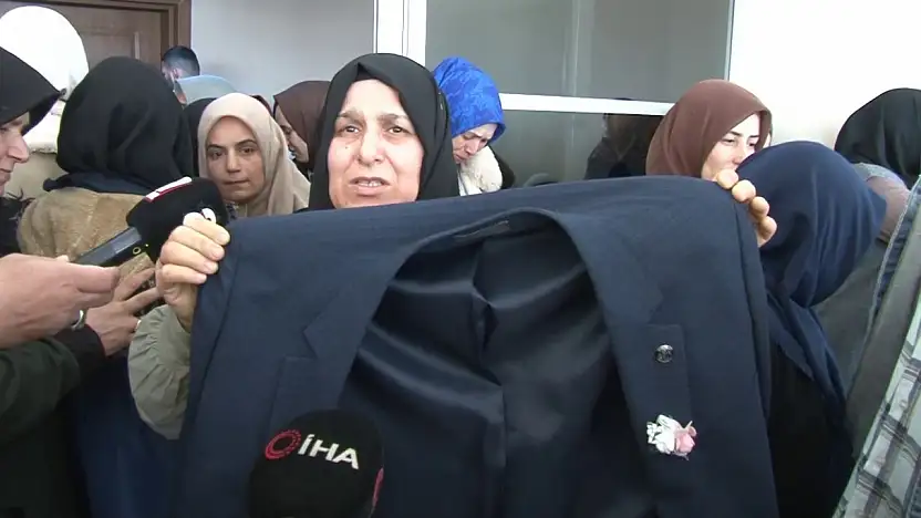 İran'da hayatını kaybeden tır şoförü son yolculuğuna uğurlandı: Tabutunun üzerine damatlığı konuldu