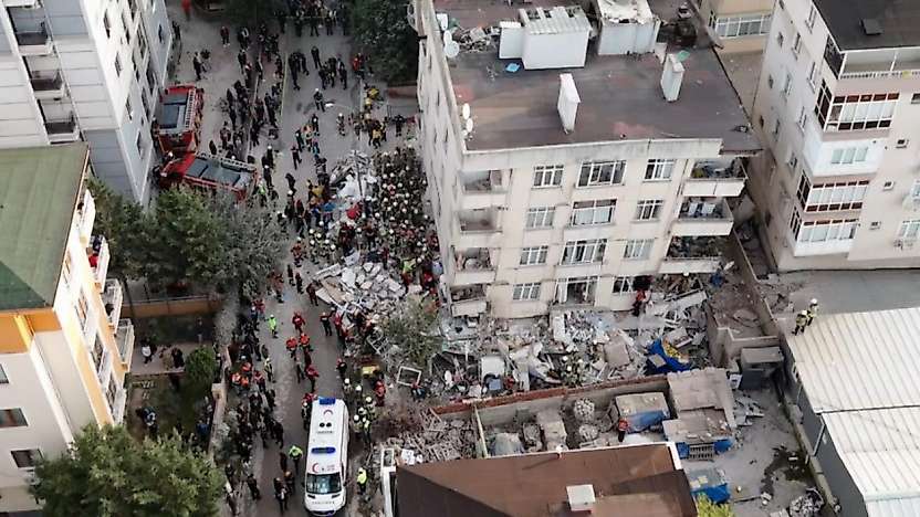İstanbul'da 7 katlı binanın ilk 3 katı çöktü: 2 ölü, 3 kişi aranıyor