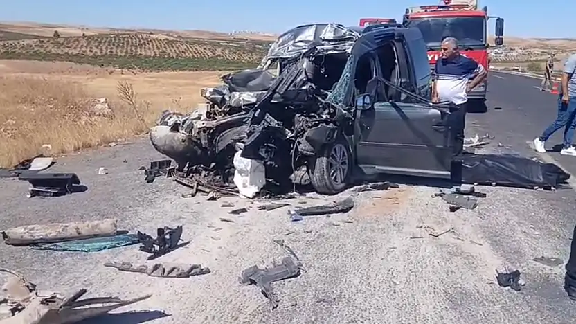 Kamyona çarpan araç hurdaya döndü: 4 ölü 2 yaralı