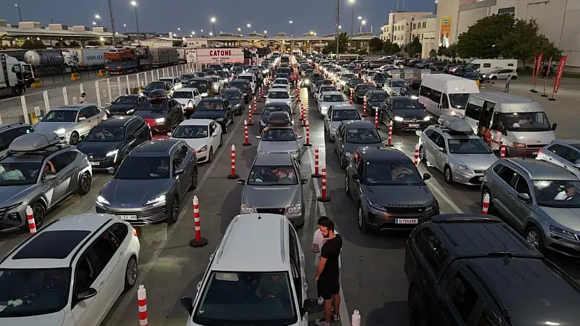Kapıkule'de dönüş yoğunluğu: Gurbetçiler hüzünle Avrupa'ya dönüyor