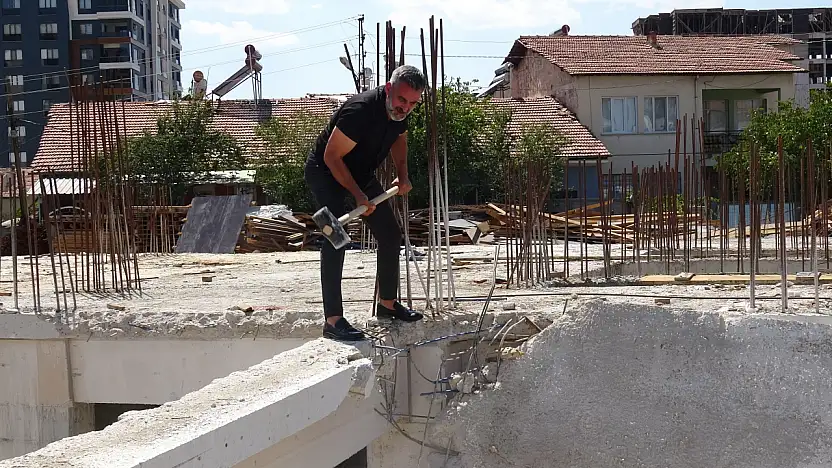 Kendi inşaatını ihbar eden müteahhit balyozla beton testi yaptı