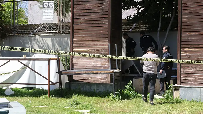 Kötü koku üzerine harekete geçildi: Reklam panosundan ceset çıktı