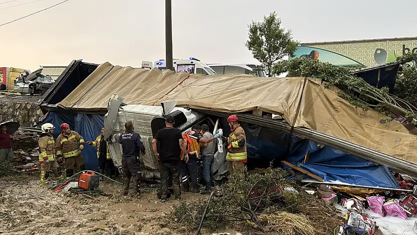 Manisa'da yağış kazaya neden oldu: 2 ölü 4 yaralı