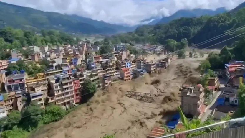 Nepal'deki sel yüzlerle insanı yuttu: İnanılmaz görüntüler...
