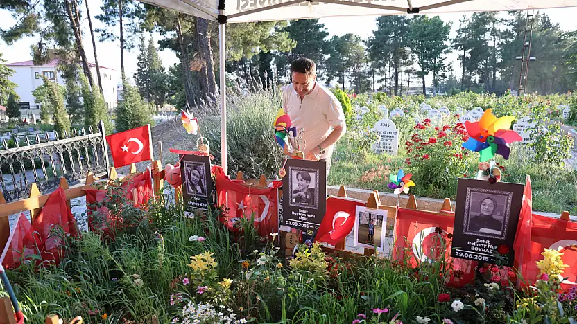 Okul saldırında hayatlarını kaybeden evlatlarını Babalar Günü'nde ziyaret ettiler