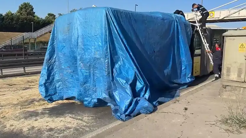 Otomobil İETT otobüsüne çarptı: 3 ölü