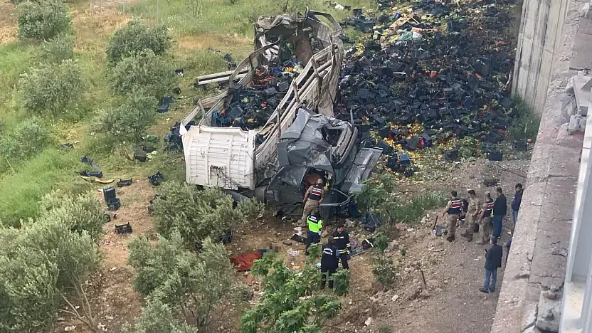 Otomobile çarpan tır, viyadükten aşağı uçtu: 3 ölü 3 yaralı