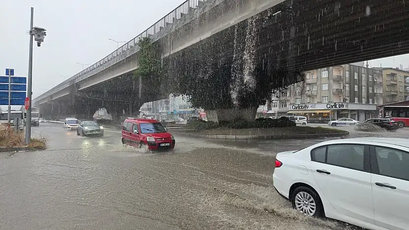 Samsun yağmura teslim oldu! Yollar göle döndü, iş yerlerini su bastı
