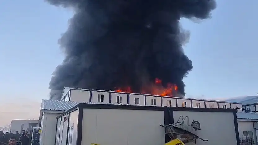 Şantiyedeki konteyner kentte yangın: 1 ölü 7 yaralı