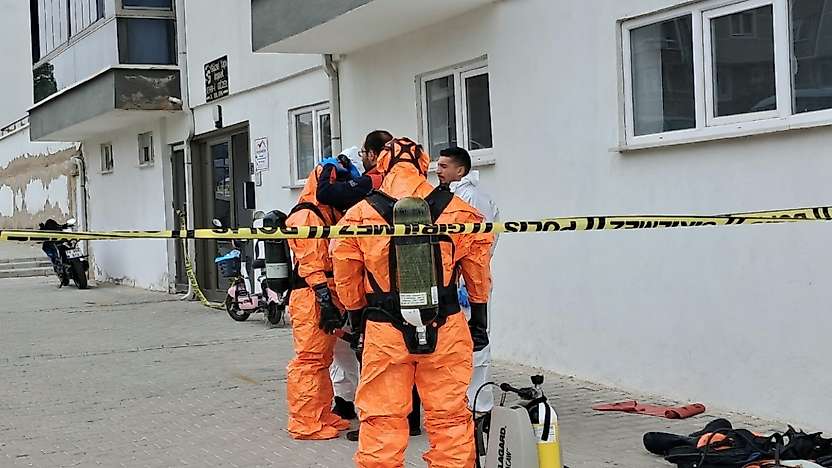 'Siyanür var, girmeyin' notu bulunan dairede karı koca ölü bulundu