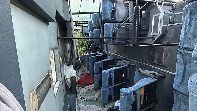 Tırla çarpışan işçi servisi devrildi: 13 yaralı