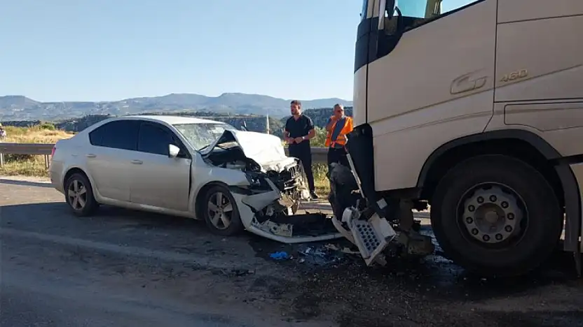 Tırla otomobil kafa kafaya çarpıştı: Anne ile kızı hayatını kaybetti