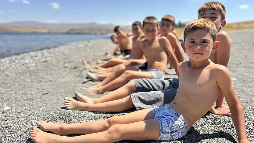 Van Gölü klasiği: Kışın siyah, yazın sarı